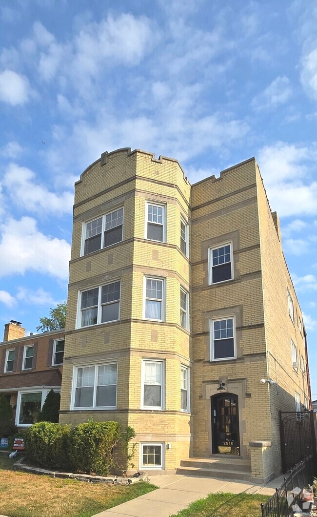 Building Photo - 2516 W Jarvis Ave Rental