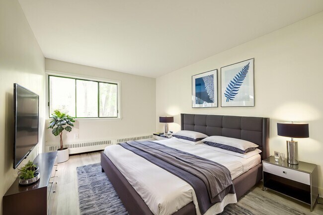 Photo - PH 2 - 3 Elevator