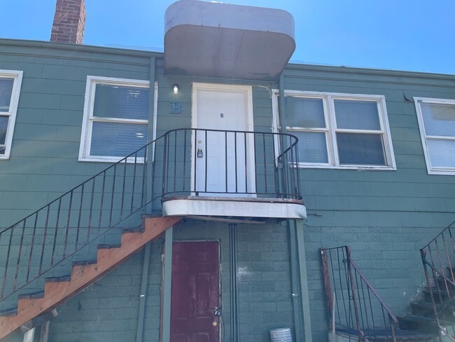 Building Photo - Newly Renovated-1 Bedroom 1 Bath Upstairs ... Rental
