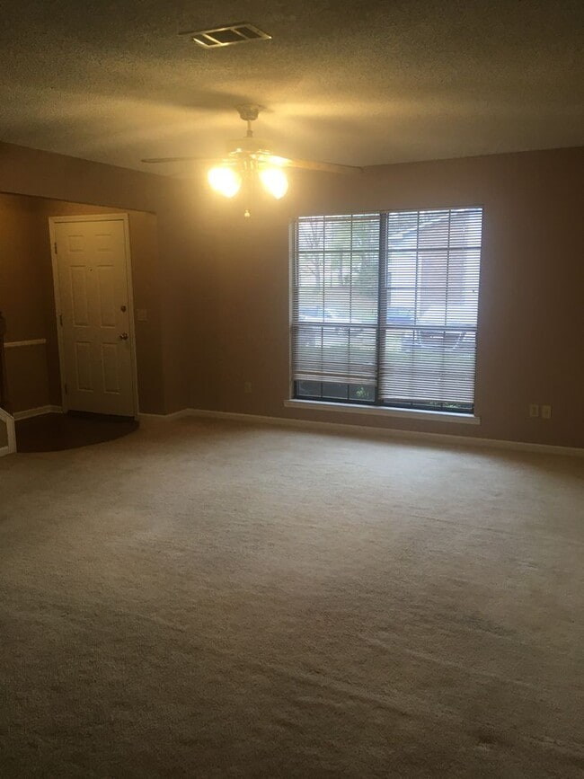 Building Photo - 2 BR 1.5 bath townhouse