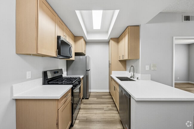 2BR, 2BA - 918SF - Kitchen - Noho Huston