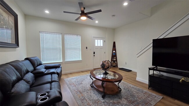 Photo - 8113 Miley St