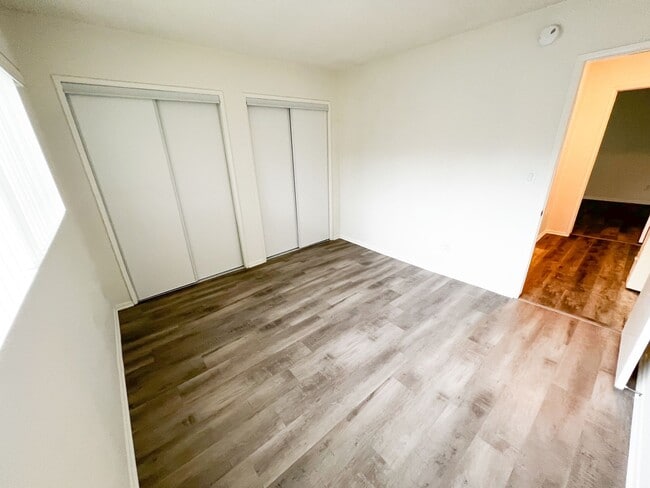 11118 Moorpark Apartments