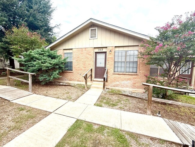 Building Photo - Trinity Oaks Rental