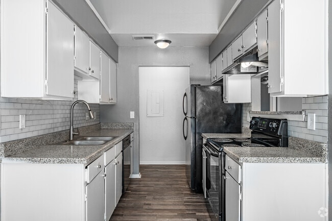 2BR, 2BA - 1,000SF