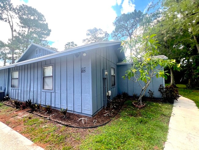Building Photo - 1077 Goldenrod Rd
