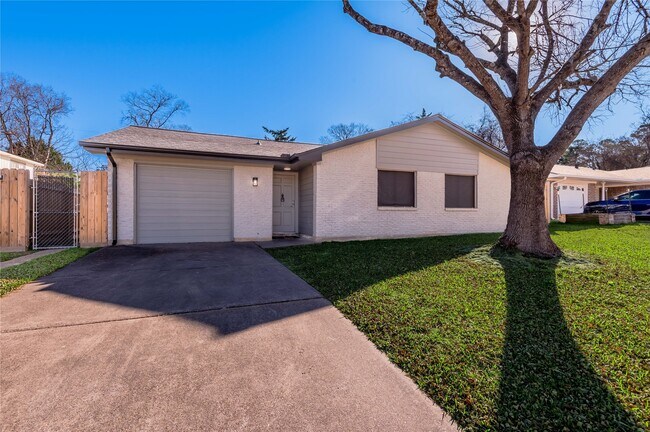 Building Photo - 1805 Ave Q