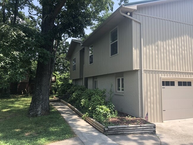Building Photo - 4 Bedroom - 3 Bath Home with a 2 car garage in Farragut