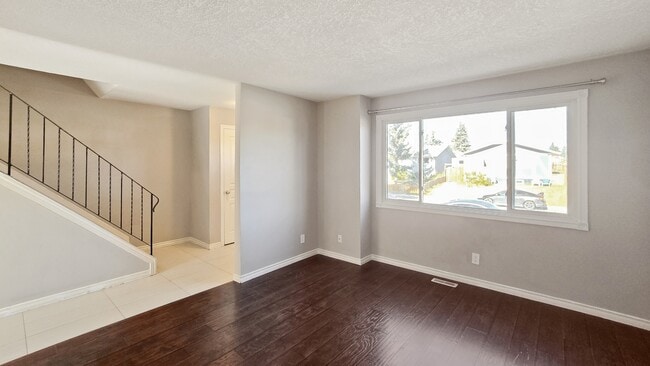 Photo - 6015-6015 5 Ave SE