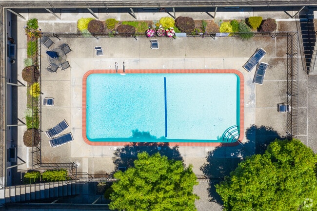 Pool - Garden Park Apartments