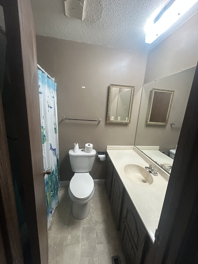 Baño - 5672 Summer St