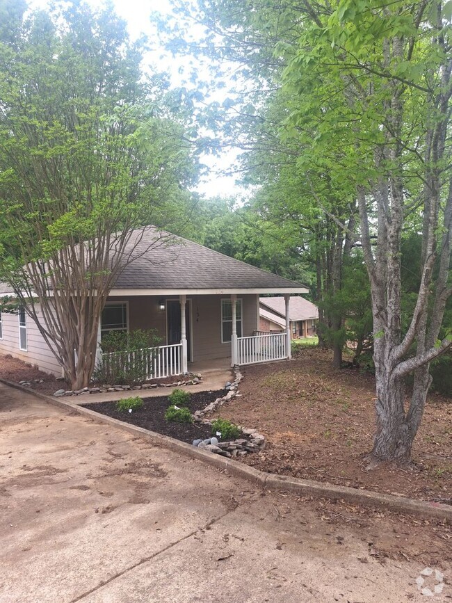 Building Photo - 3 Bed/2 Bath Rental