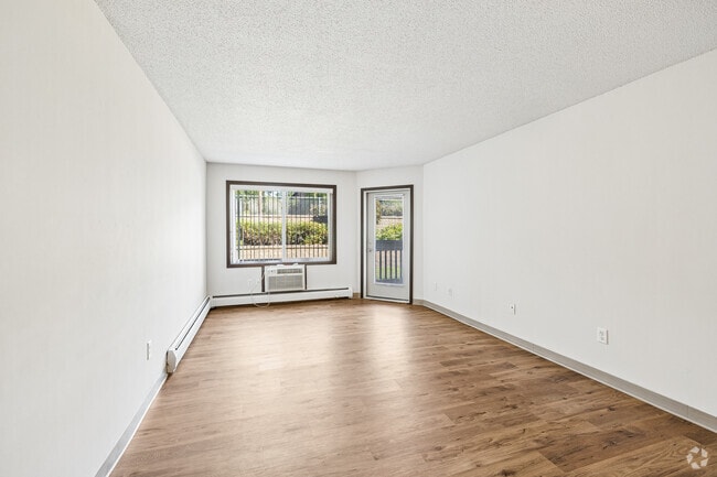2BR, 1.5BA - 919SF - Living Room