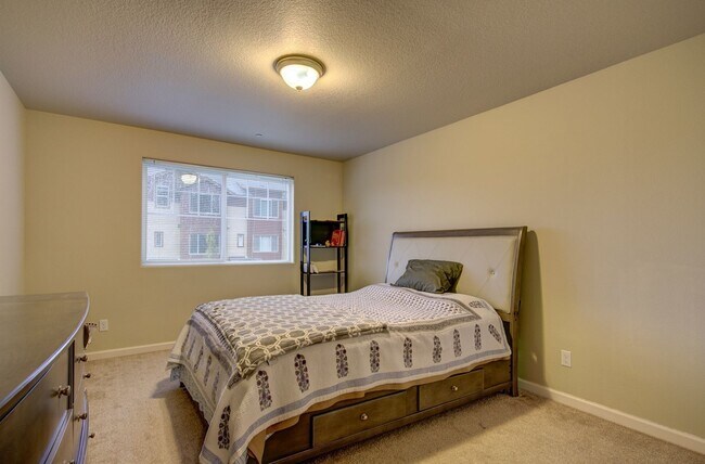 Photo - Sequoia Village Townhome-3 Bd/2.5 Ba-Blt.2016