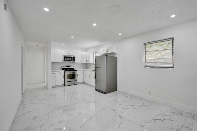 Building Photo - DANIA POINTE APTS