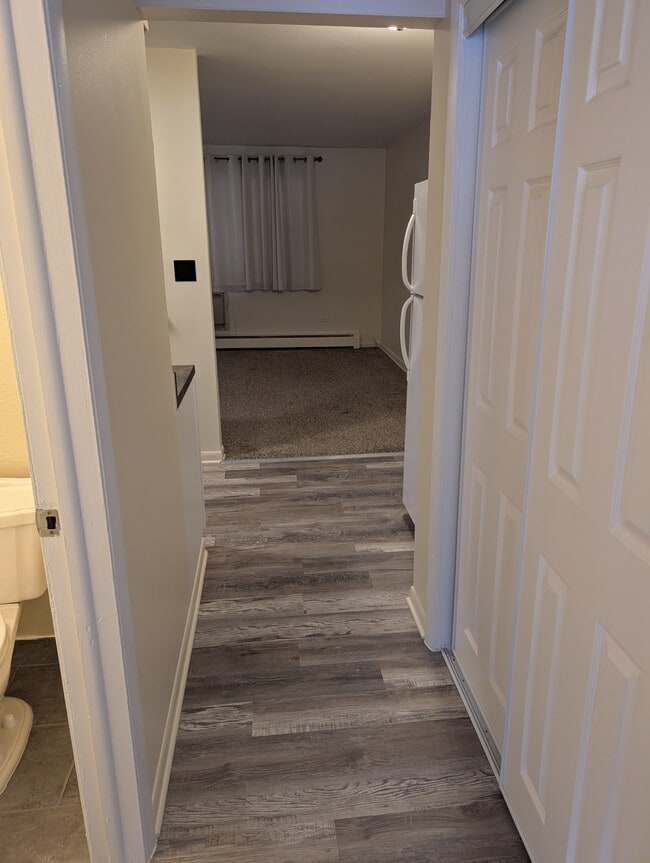 Pasillo con mucho espacio de almacenamiento. - 924 Warren Ave Unidad 1