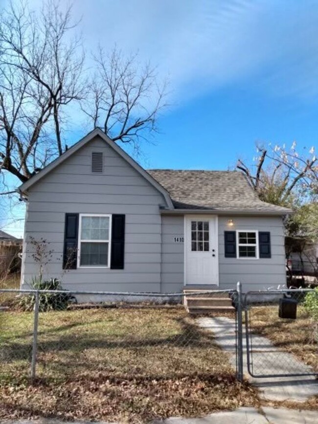 Adorable home in Joplin! 2 bedroom, 1 bath... - Adorable home in Joplin! 2 bedroom, 1 bath...