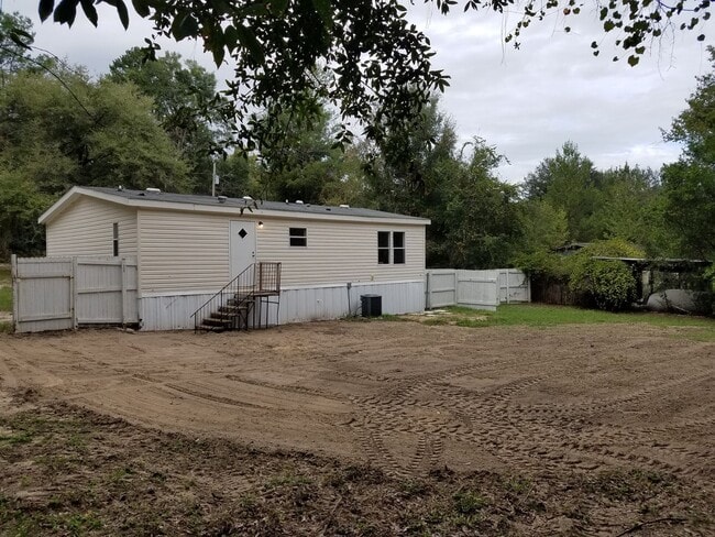 Photo - 3 Bed 2 Bath w/ HUGE screen porch on partially FENCED 1/3 Acre!