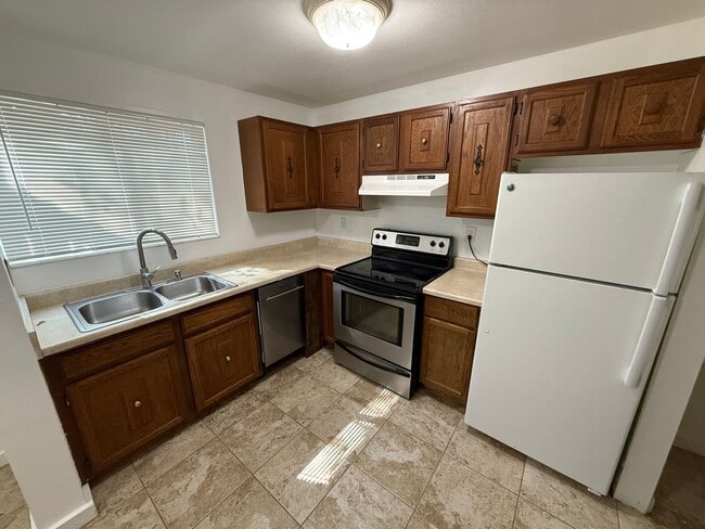 Building Photo - Beautiful Two Bedroom Apt; Salt Lake City, 1,000 sq ft; New Flooring Unit 3372