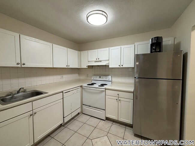 Building Photo - 16 Whites Ave