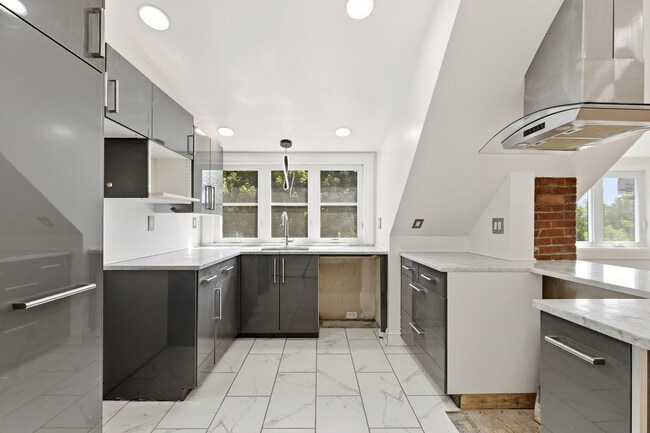 Photo - 481 Danforth St Unit 3