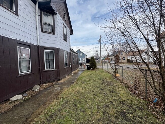 Photo - 3621 Sackett Ave Unidad DN Front