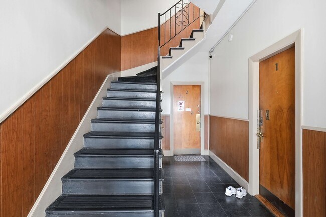 Building Photo - 1464 Tremont St Unit #1