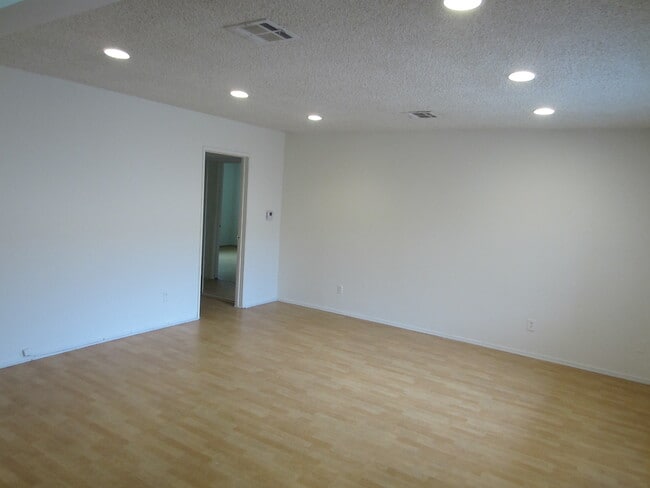 Building Photo - 4421 Melbourne Ave Unit 5