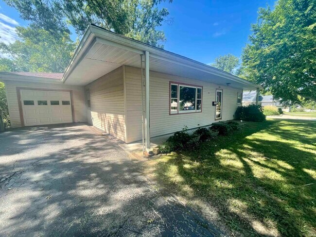 Photo - 1822 E 2nd St