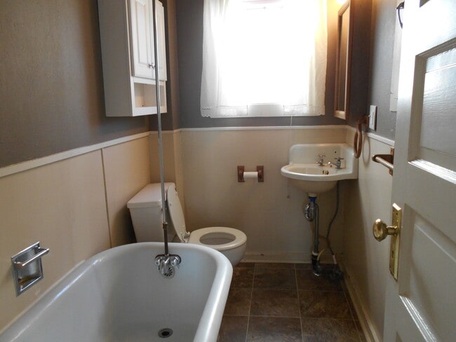 Photo - 3 Bedroom, 1 Bathroom Home in Sunnyland! PRELEASE NOW!