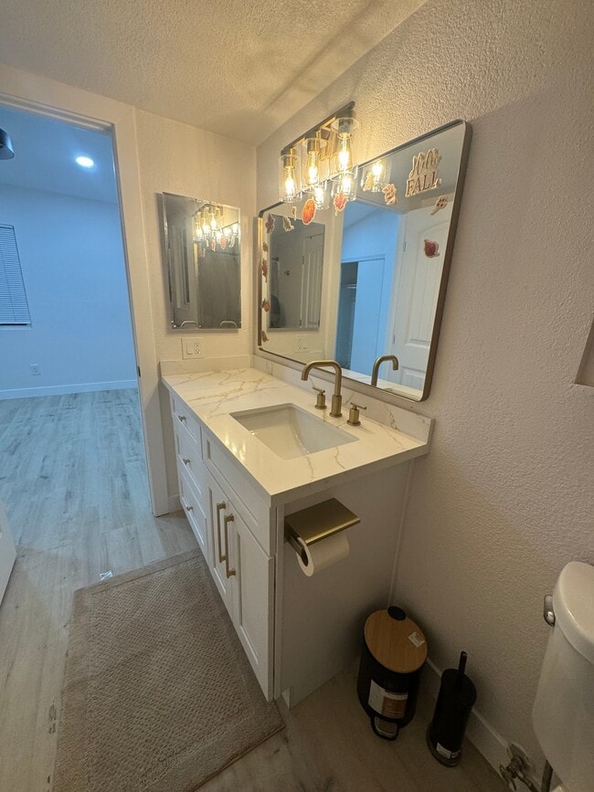 Photo - 1565 Joanne St