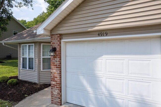 Building Photo - 4919 W Millbrook Dr Rental