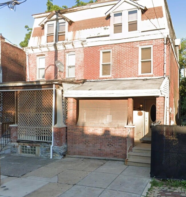 Photo - 828 E Woodlawn St