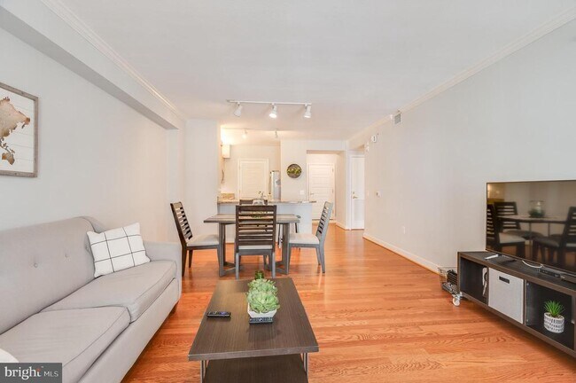 Photo - 616 E St NW Unidad 321