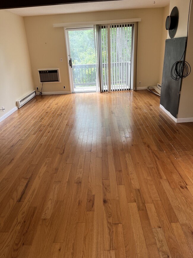 Building Photo - 202 Brook Holw Unit 202 Brook Hollow Rental