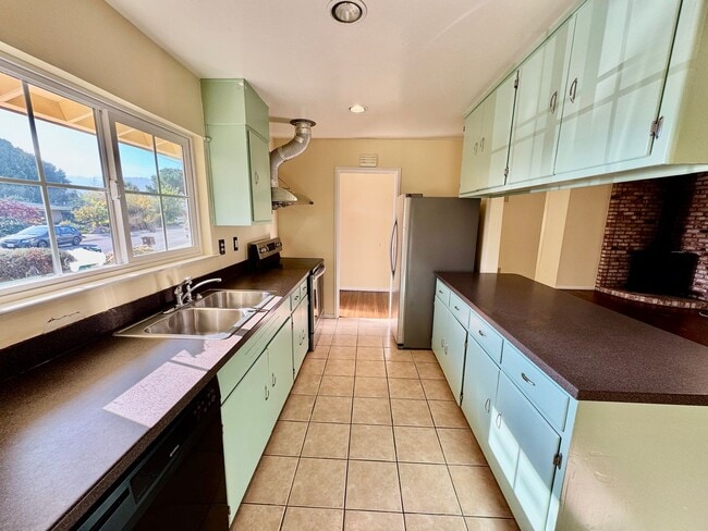 Photo - Single Family Home 3 Bed / 1 Bath Home w/ Familyroom - Richmond, CA