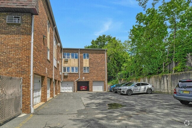 Building Photo - 31 Home Pl Unit 31