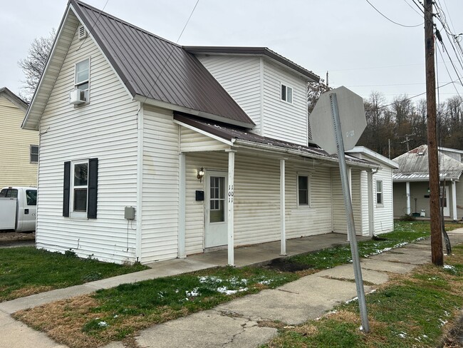 Building Photo - 101 W 1st St Rental