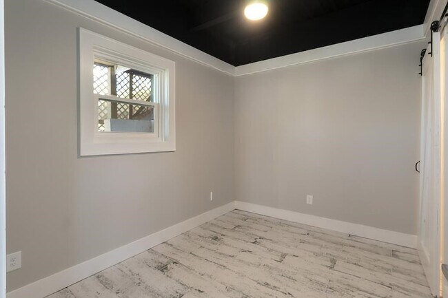 Photo - 138 Sloan St