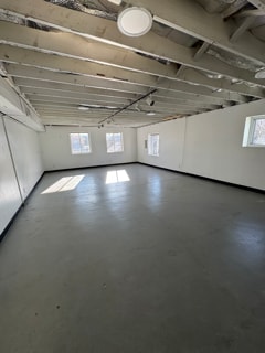 Building Photo - 5701 NW Radial Hwy Unit #5 White Wall Studio