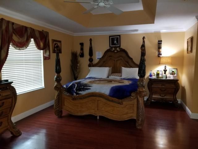 Photo - 124 Canterbury Plz