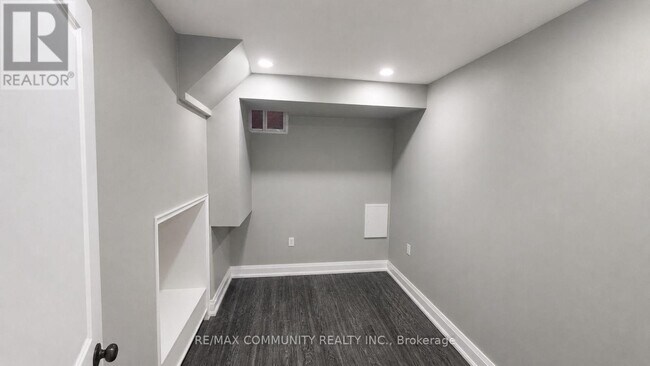 Photo - 2364 Dobbinton St