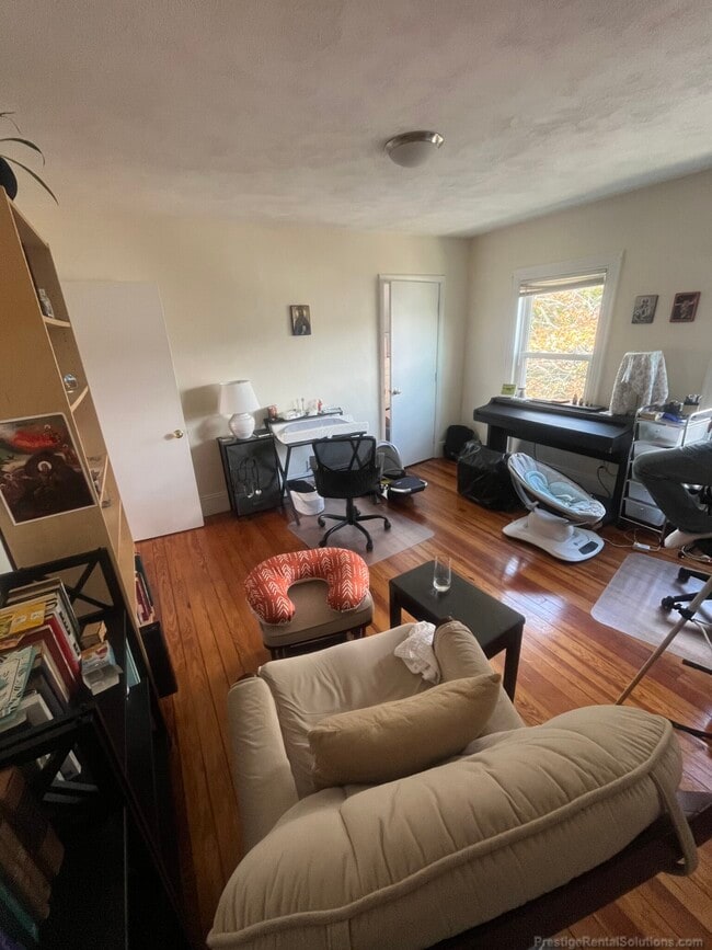Photo - 12 Donnybrook Rd Unit Cozy 3 bed in Oak Square!