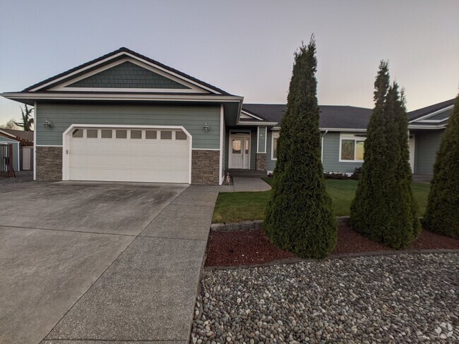 Building Photo - 2+ bed, 2.5 bath duplex condo in Sequim