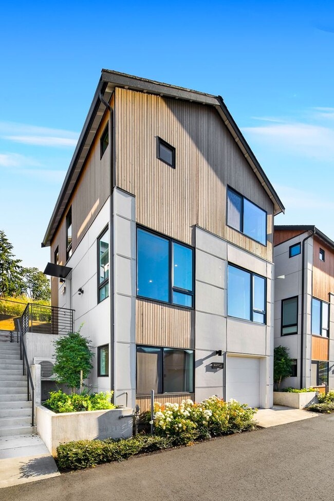 Building Photo - Contemporary 3 Bedroom 3 Bath with Attached Garage in Beacon Hill