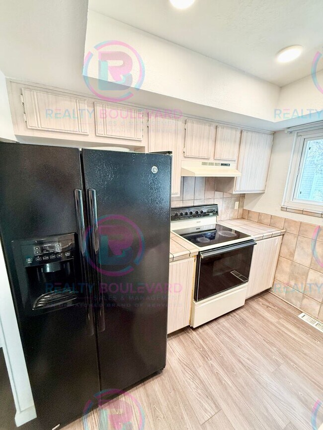 Photo - 1/2 Month free!! This stunning two-bedroom... Casa Adosada