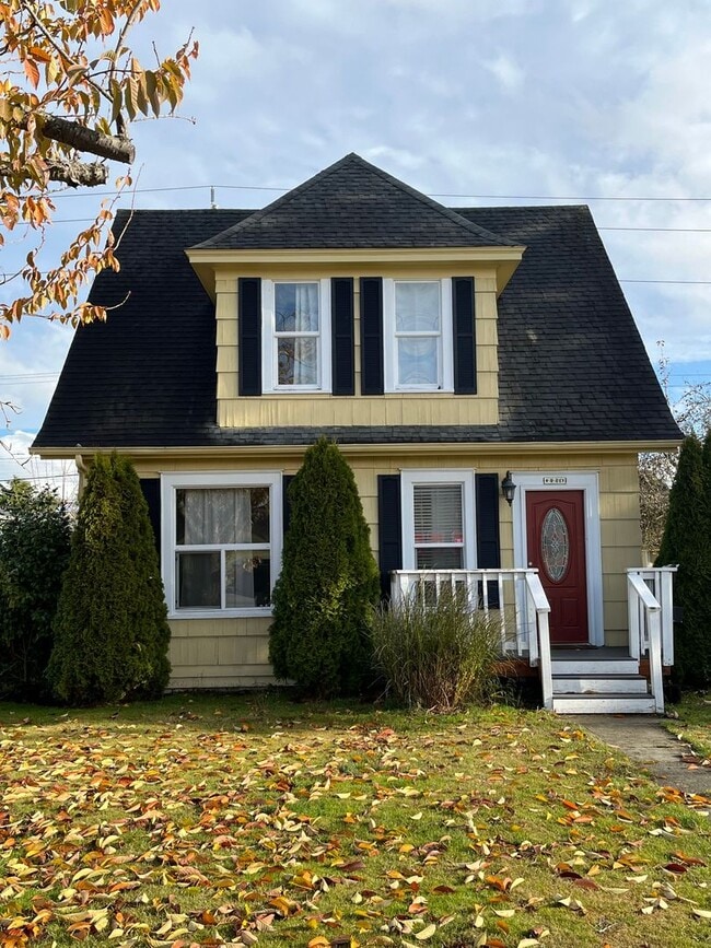 Building Photo - Charming 3 Bedroom 2 Bath Home in Everett with Storage Garage!