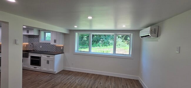 Building Photo - 60 Waterbury Pky Unit ADU