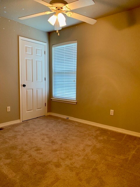 Photo - 2006 Azlin Pl Unit B
