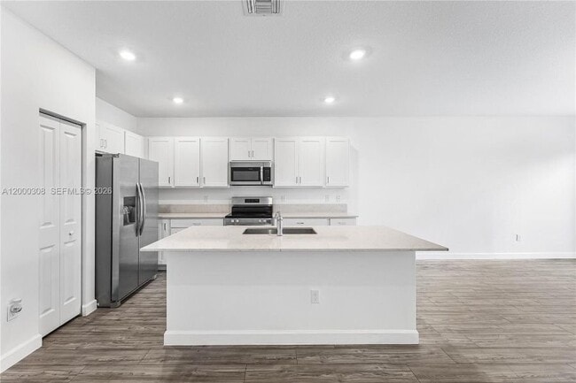 Building Photo - 4612 Hollister Ave